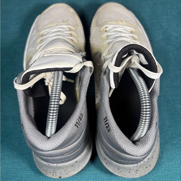 Size 7Y/8.5Women - Nike Kyrie Flytrap 5 shoes - Picture 7 of 9